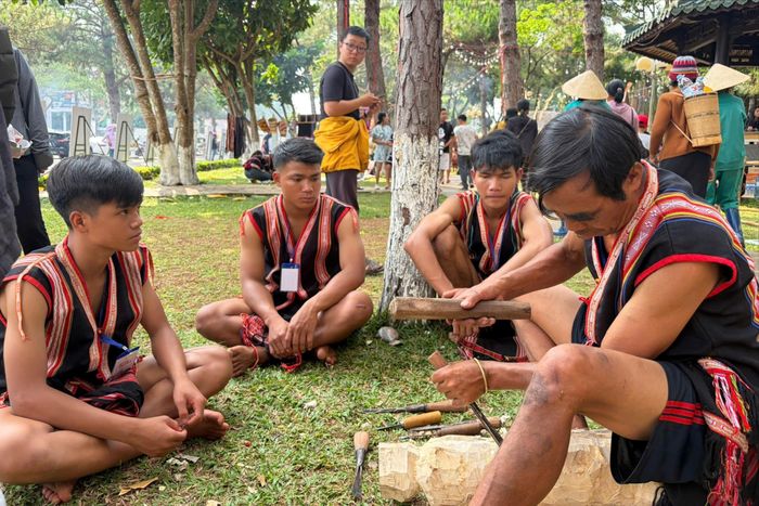Nghệ nhân trình diễn nghề tạc tượng dân gian - loại hình nghệ thuật truyền thống phản ánh đời sống văn hóa của đồng bào các dân tộc Tây Nguyên