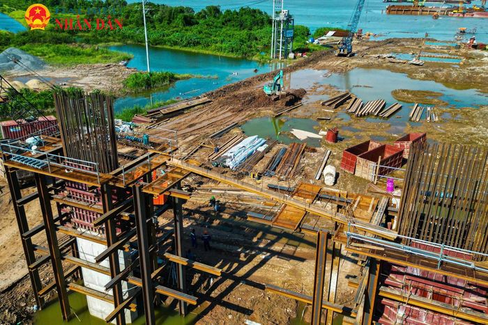 Tranh thủ điều kiện thời tiết thuận lợi, các đơn vị nhà thầu tăng cường nhân lực và thiết bị nhằm đẩy nhanh khối lượng công việc trước mùa mưa bão