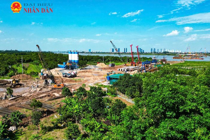 Theo ghi nhận, tại khu vực đường dẫn thuộc địa bàn xã Thanh Trì và xã Bát Tràng, nhiều trụ cạn đã hoàn thành phần bệ móng, nhà thầu đang triển khai thi công thân trụ