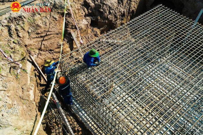 Dưới thời tiết nắng nóng, các công nhân vẫn duy trì thi công các hạng mục trụ cầu và dầm dẫn