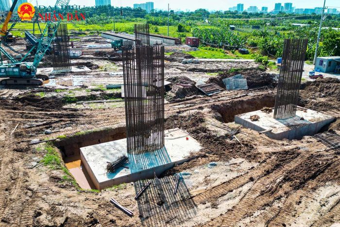Trên công trường, nhiều hạng mục được thi công liên tục từ sáng sớm đến tối muộn