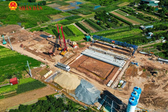 Các mũi thi công hiện được triển khai đồng loạt trên toàn tuyến. Nhà thầu huy động nhiều thiết bị chuyên dụng và máy khoan cọc cỡ lớn để tăng tốc tiến độ