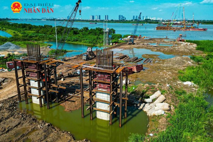 Hệ thống cốt thép và cốp pha bắt đầu được lắp dựng trên công trường