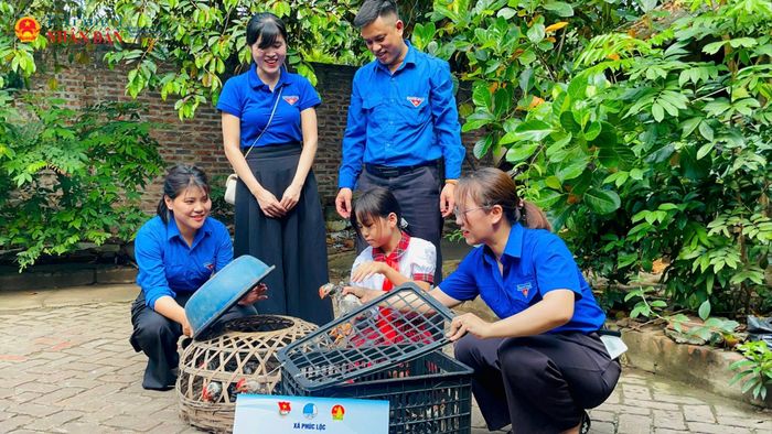 Đại diện Đoàn xã nhấn mạnh: “Chúng tôi mong muốn tiếp thêm cho em một phần động lực, niềm tin để tiếp tục vững bước trên hành trình vượt khó, đồng thời lan tỏa tấm gương đẹp về ý chí, nghị lực và lòng hiếu thảo của thiếu nhi Phúc Lộc”.