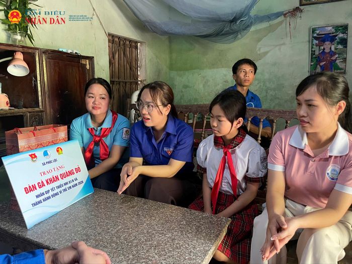 Đại diện Đoàn xã Phúc Lộc tới thăm hỏi, động viên gia đình em Quỳnh.