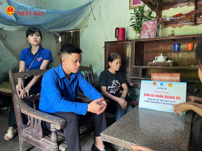 Đón nhận mô hình sinh kế ý nghĩa ngay trước hiên nhà, bà H. (mẹ em Quỳnh) không giấu nổi những giọt nước mắt xúc động, nghẹn ngào chia sẻ. (Nhân vật mặc áo đen)