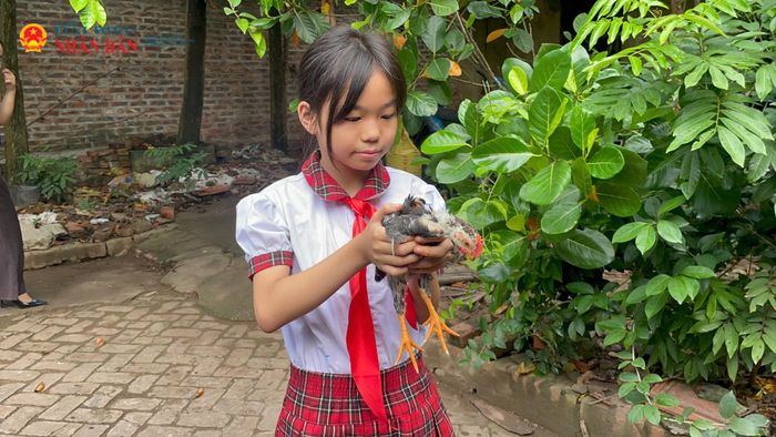 Em bé Phùng Thị Quỳnh, học sinh lớp 5B, Trường Tiểu học Sen Phương đón nhận món quà nhân văn của tổ chức Đoàn.