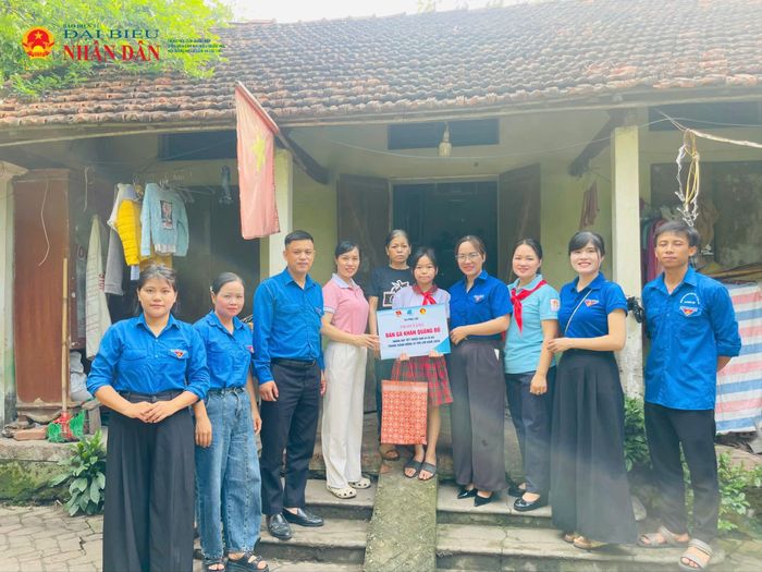 Ánh sáng của niềm tin được nhen nhóm từ những điều giản dị như thế. Giữa căn nhà nhỏ còn nhiều lo toan, bộn bề, sự xuất hiện của "Đàn gà khăn quàng đỏ" giống như một luồng gió ấm áp, xua đi những nhọc nhằn và mang theo bao kỳ vọng của cộng đồng dành cho cô học trò nghèo hiếu thảo.