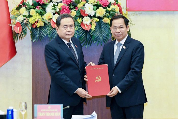Bí thư Đảng ủy Quốc hội, Chủ tịch Quốc hội Trần Thanh Mẫn trao Quyết định của Bộ Chính trị về việc chỉ định kiêm nhiệm Phó Bí thư Đảng ủy Quốc hội và tham gia Thường trực Đảng ủy Quốc hội nhiệm kỳ 2025 - 2030 đối với đồng chí Lê Quang Mạnh
