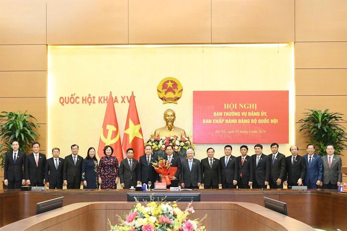 Bí thư Đảng ủy Quốc hội, Chủ tịch Quốc hội Trần Thanh Mẫn; Phó Bí thư Thường trực Đảng ủy Quốc hội, Phó Chủ tịch Thường trực Quốc hội Đỗ Văn Chiến; các đồng chí Phó Chủ tịch Quốc hội và các đại biểu chúc mừng đồng chí Lê Quang Mạnh