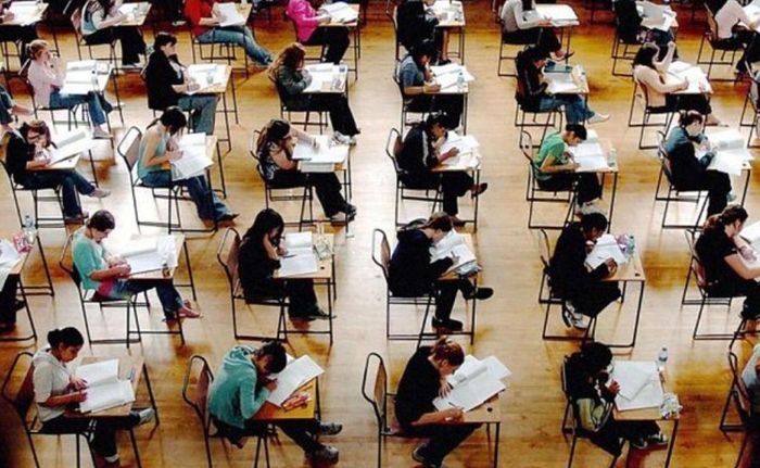 Mỗi mùa tuyển sinh, hàng triệu học sinh trên thế giới bước vào những kỳ thi được xem là cánh cửa dẫn tới tương lai. Ảnh minh họa: Telegraph