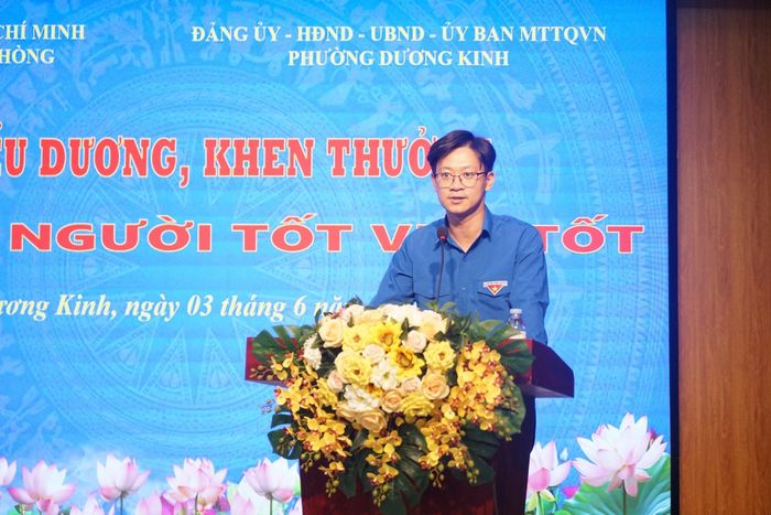 Đồng chí Đỗ Đức Chính – Phó Bí thư Thành đoàn, Chủ tịch Hội Liên hiệp Thanh niên Việt Nam thành phố Hải Phòng biểu dương tấm gương người đoàn viên gương mẫu.