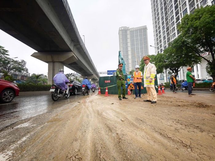 Tại các vị trí này, CSGT và Công an cơ sở tăng cường điều tiết, hướng dẫn giao thông