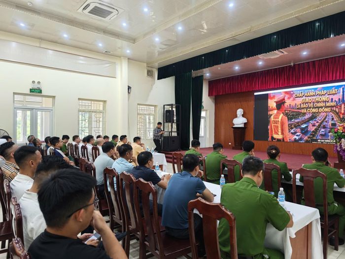 Các Đội CSGT đường bộ tổ chức hội nghị tuyên truyền, ký cam kết chấp hành an toàn giao thông với các doanh nghiệp vận tải, đơn vị thi công và đội ngũ lái xe