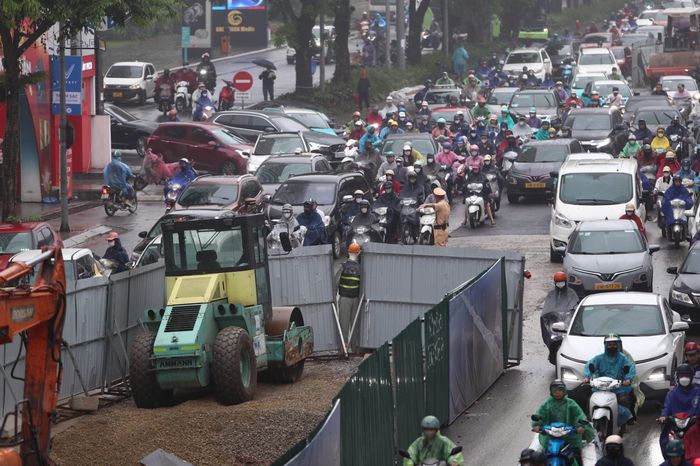 CSGT làm nhiệm vụ trên tuyến Nguyễn Trãi