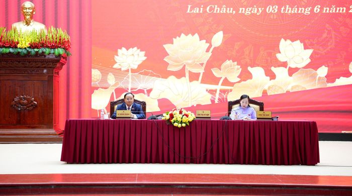 Chủ tọa điều hành kỳ họp