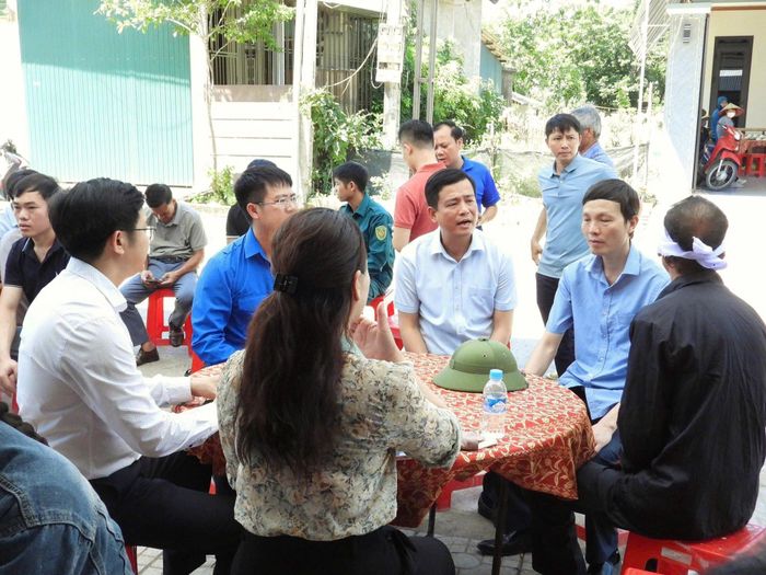 Đoàn công tác ân cần thăm hỏi, động viên gia đình các nạn nhân