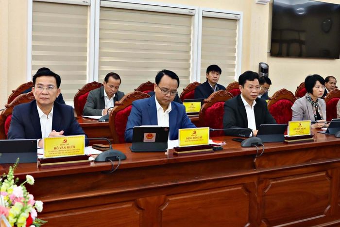 Các đại biểu tham dự buổi làm việc