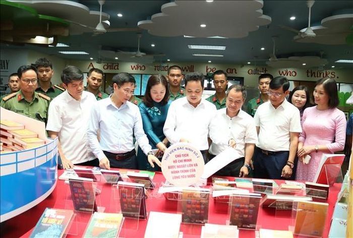 Các đại biểu tham quan trưng bày. Ảnh: Thanh Thương - TTXVN