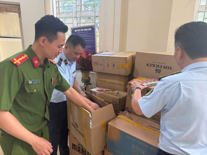 Đội Quản lý thị trường số 12 chuyển giao hồ sơ cùng toàn bộ số hàng hóa thuộc danh mục Nhà nước cấm kinh doanh đến cơ quan công an để điều tra và xử lý theo thẩm quyền. Ảnh QLTT