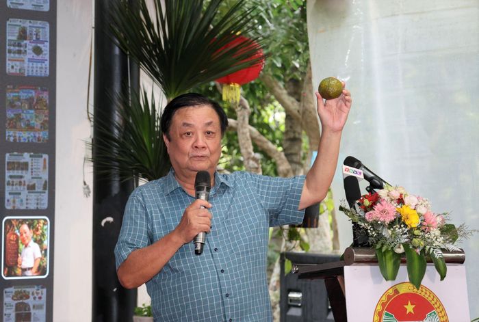 Nguyên Phó Chủ tịch Quốc hội Lê Minh Hoan chuyển sang tư duy kinh tế là làm tăng giá trị từ một trái cam