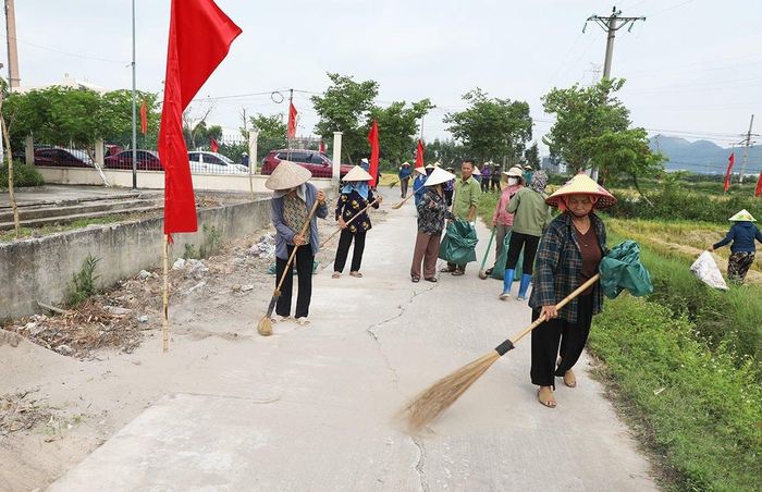 Đông đảo cán bộ, hội viên nông dân phường Yên Dũng tham gia quét dọn, thu gom rác thải, bảo vệ môi trường.