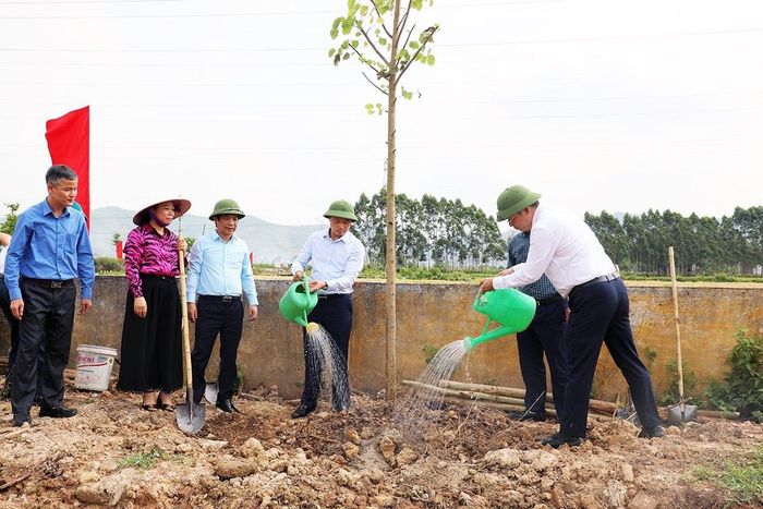 Các đồng chí lãnh đạo tỉnh tham gia trồng cây xanh tại khuôn viên Nhà văn hóa Tổ dân phố Đông Hương.