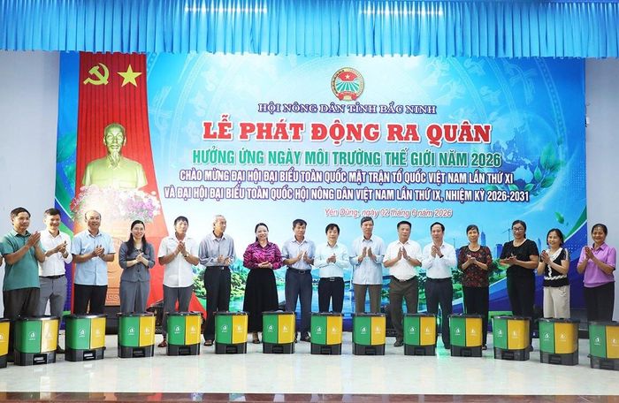 Phó Chủ tịch HĐND tỉnh Nguyễn Anh Tuấn (thứ 8 từ phải qua); Phó Chủ tịch Thường trực Ủy ban MTTQ tỉnh Ngụy Thị Tuyến (thứ 7 từ trái qua) tặng thùng rác cho hội viên nông dân phường Yên Dũng.