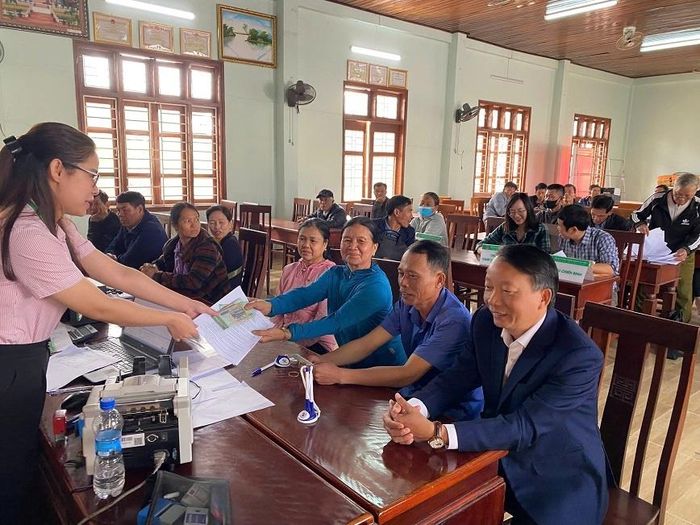 Cán bộ NHCSXH Triệu Phong giao dịch tại xã