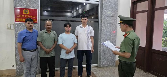 Cơ quan Công an tống đạt Quyết định khởi tố, tạm giam 2 đối tượng Siu Yúi (thứ hai từ trái qua); Siu Dok (thứ ba từ trái qua) để điều tra về hành vi phá hoại chính sách đoàn kết. (Ảnh: Lê Ánh)