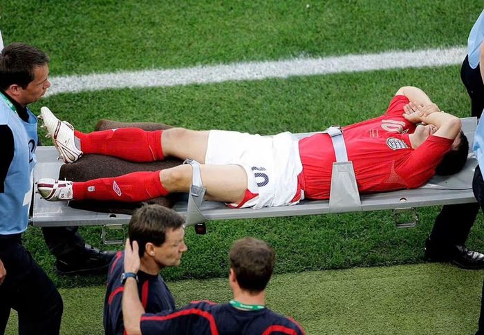 Michael Owen dính chấn thương đứt dây chằng đầu gối ở World Cup 2006 và sự nghiệp của anh đi xuống từ đó