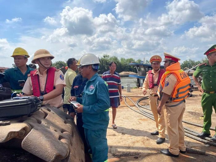 Giao thông đường thủy vào mùa mưa bão diễn biến phức tạp, tiềm ẩn nguy cơ TNGT, CSGT tập trung kiểm tra ngăn ngừa người điều khiển phương tiện sử dụng bia rượu, ma túy.