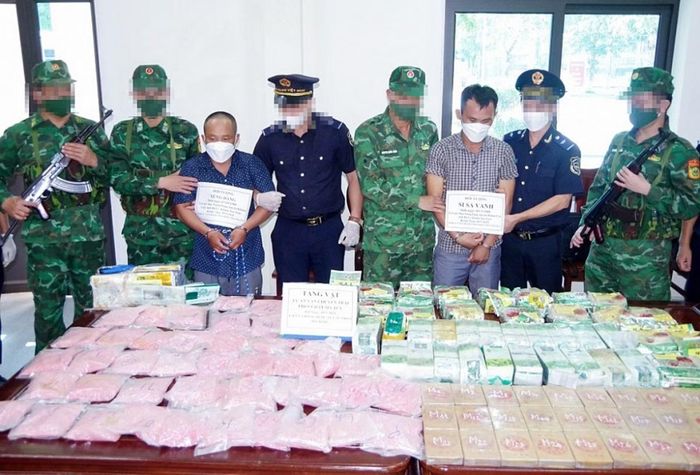 Tội phạm qua biên giới diễn biến phức tạp cũng là một trong những nguyên nhân dẫn đến giao thương qua cửa khẩu gặp khó khăn (Trong ảnh: Lực lượng chức năng bắt giữ các đối tượng vận chuyển 70kg ma túy các loại qua cửa khẩu Cầu Treo - Nậm Phao).