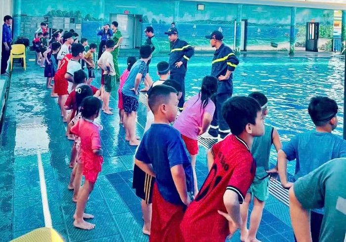 Cảnh sát PCCC&amp;CNCH hướng dẫn trẻ em kỹ năng bơi.