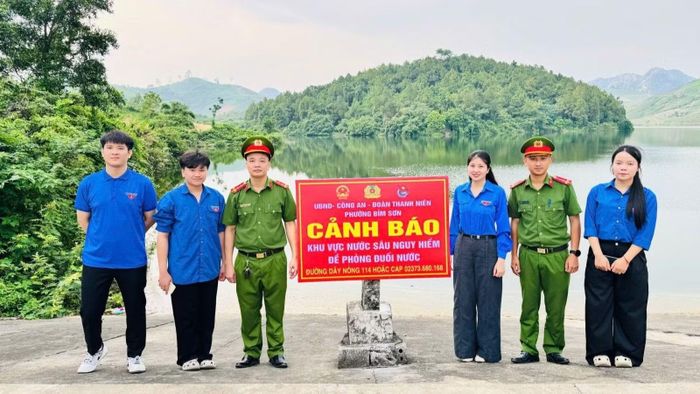 Công an phường Bỉm Sơn phối hợp với Đoàn thanh niên cắm biển cảnh báo khu vực nguy hiểm.