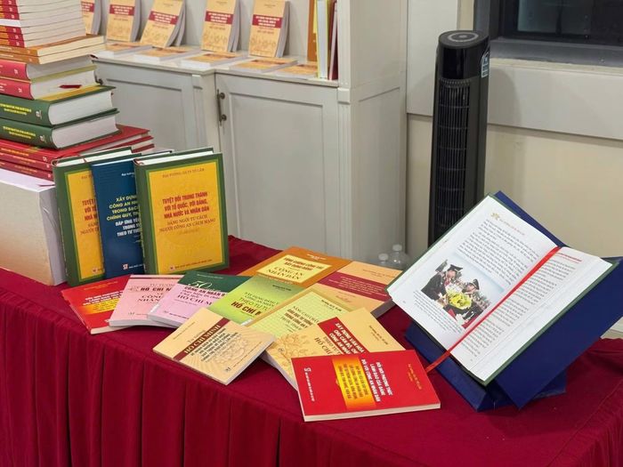 Trưng bày 2 mô hình triển lãm sách của Tổng Bí thư, Chủ tịch nước Tô Lâm và Triển lãm ảnh với chủ đề “Sự quan tâm của đồng chí Tổng Bí thư, Chủ tịch nước Tô Lâm với lực lượng CAND Việt Nam”.