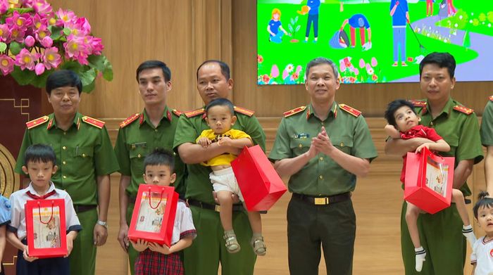 Ban giám đốc Công an Thành phố trao tặng học bổng cho các em thiếu nhi là con cán bộ chiến sĩ có hoàn cảnh khó khăn.