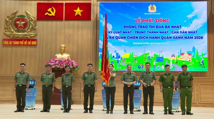Thiếu tướng Tạ Văn Đẹp, Phó Giám đốc Công an TP Hồ Chí Minh, trao cờ lệnh và thực hiện nghi thức ra quân chiến dịch Hành quân xanh năm 2026.