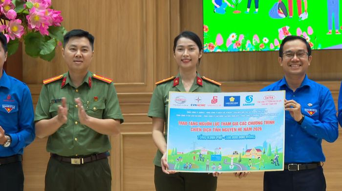 Trao tặng nguồn lực, thư cảm ơn cho đơn vị đồng hành.