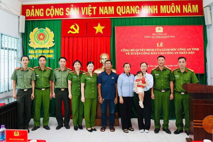 Thân nhân gia đình Thiếu tá Nguyễn Xuân Hải chụp ảnh cùng tập thể CBCS Công an xã Diên Khánh - đơn vị tiếp nhận chị Lê Thị Thùy Hân theo quyết định tạm tuyển vào ngành CAND của Công an tỉnh Khánh Hòa.