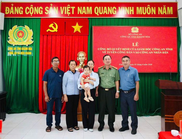 Đại tá Nguyễn Quân, Phó Bí thư Đảng ủy, Phó Giám đốc Công an tỉnh Khánh Hòa chụp ảnh lưu niệm cùng thân nhân gia đình Thiếu tá Nguyễn Xuân Hải và đại diện chính quyền địa phương.