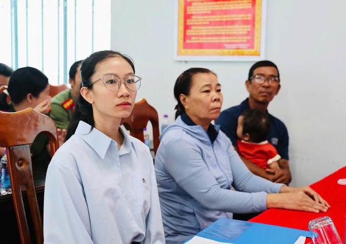 Thân nhân Thiếu tá Nguyễn Xuân Hải tại buổi lễ công bố quyết định tạm tuyển chị Lê Thị Thùy Hân vào lực lượng CAND.