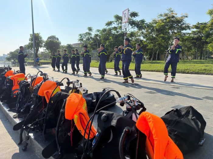 Bài khởi động, huấn luyện thể lực trước khi xuống sông Hương thực hành công tác cứu nạn, cứu hộ.