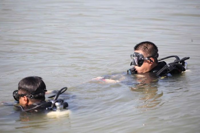 Huấn luyện kỹ năng lặn.
