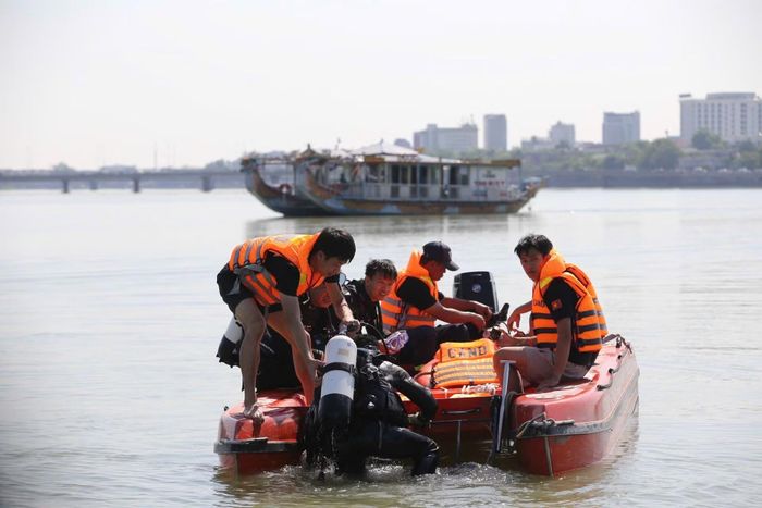 Dù nhiệt độ ngoài trời khoảng hơn 45 độ C nhưng cán bộ, chiến sĩ Đội Cảnh sát PCCC-CNCH trên sông vẫn miệt mài luyện tập các phương án cứu nạn, cứu hộ dưới dòng sông Hương.