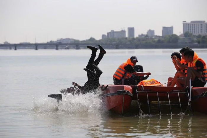 Huấn luyện kỹ năng xuống nước bằng phương pháp ngã người.