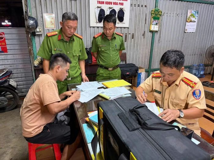 Tổ công tác lập biên bản 2 anh em ruột Lò Xuân H. và Lò Xuân Hu. dương tính với ma túy.