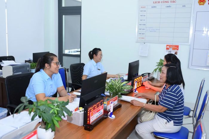 Cán bộ Trung tâm phục vụ hành chính công phường An Cựu (TP Huế) hướng dẫn người dân giải quyết thủ tục Tư pháp – Hộ tịch.