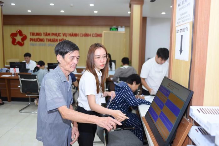 Người dân được cán bộ tận tình hướng dẫn khi đến Trung tâm phục vụ hành chính công phường Thuận Hóa (TP Huế) giải quyết thủ tục.