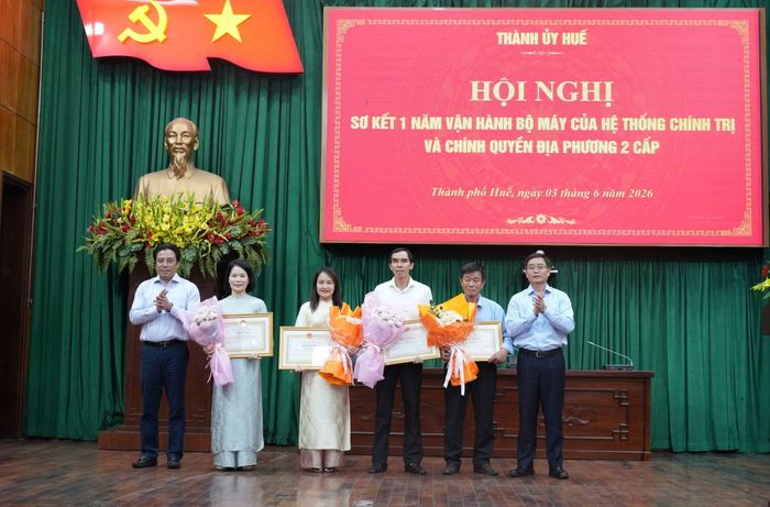Bí thư Thành ủy Huế Nguyễn Đình Trung và Phó Bí thư Thành ủy, Chủ tịch UBND TP Huế Nguyễn Khắc Toàn trao bằng khen tặng các tập thể, cá nhân có thành tích xuất sắc trong triển khai sắp xếp đơn vị hành chính các cấp và hoạt động chính quyền địa phương 2 cấp.